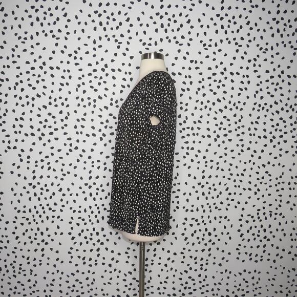 Chico’s Travelers Black Polka Dot Print Pleated Plisse Short Sleeve Top - Picture 5 of 10